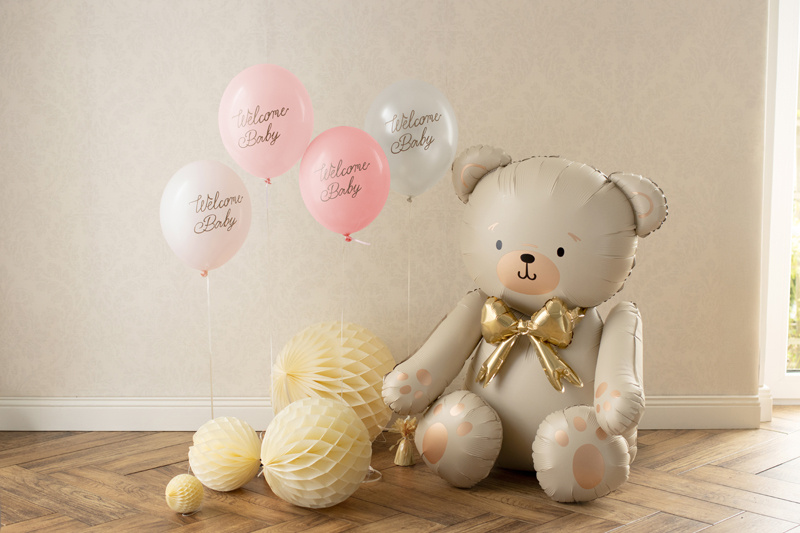 Zbliżenie na nadruk Welcome Baby na balonach