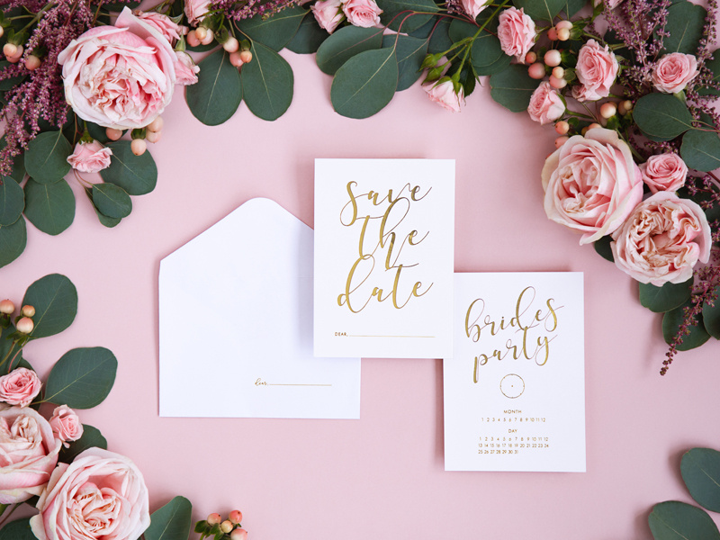 Białe zaproszenia Save the date z metalicznym nadrukiem - detale