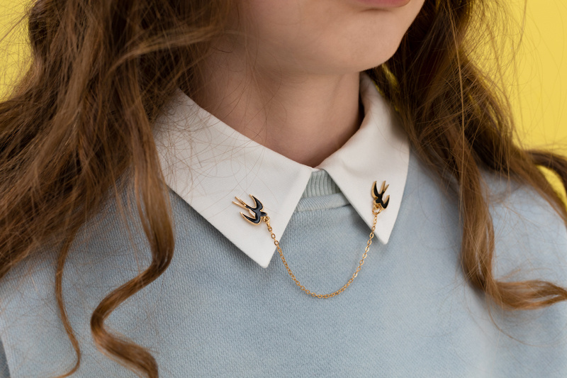Przypinka na kołnierzyk Jaskółka z łańcuszkiem – zdjęcie 4
