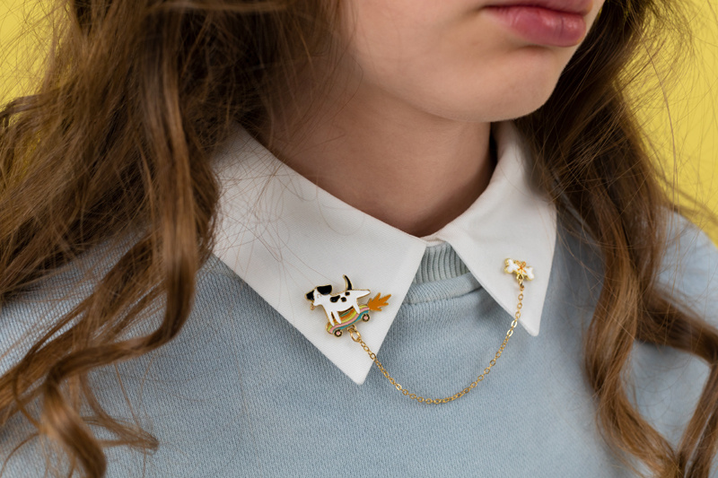 Przypinka na kołnierzyk Piesek - zbliżenie na pieska