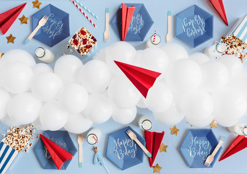 Talerzyki Happy B'day! granatowy 20cm – zbliżenie na nadruk