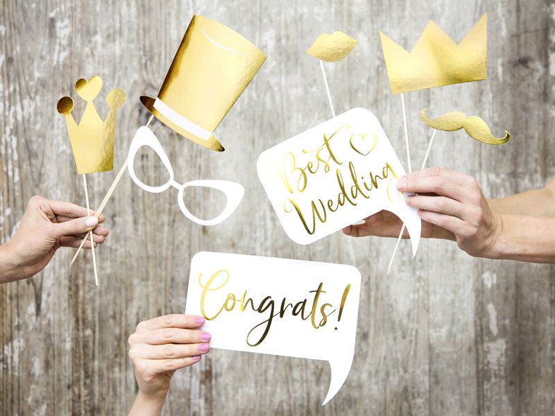 Gadżety do zdjęć na ślub - przykład użycia podczas zabawy