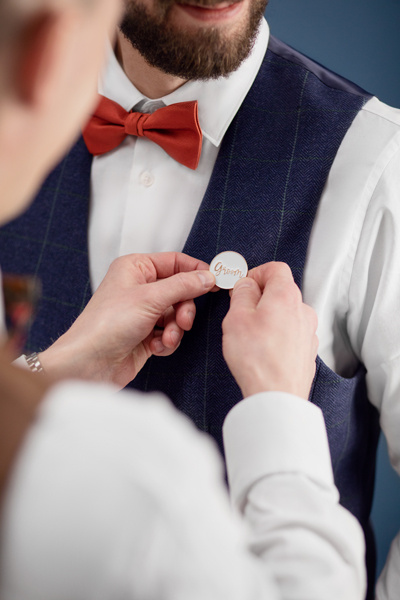 Kartka z pinem Groom – widok z boku