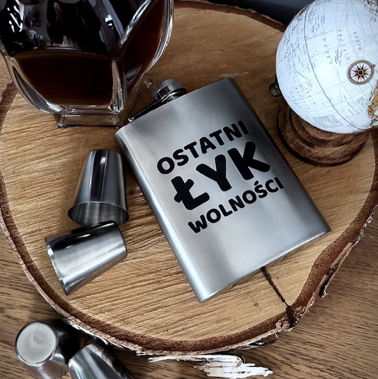 Zestaw piersiówka, kieliszki i lejek w eleganckim pudełku