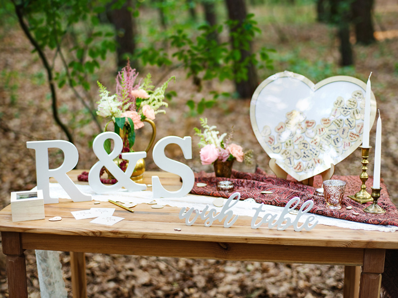 Drewniany napis Wish table w codziennym użyciu