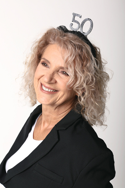 Opaska 50 z falbanką i perełkami – zdjęcie boczne