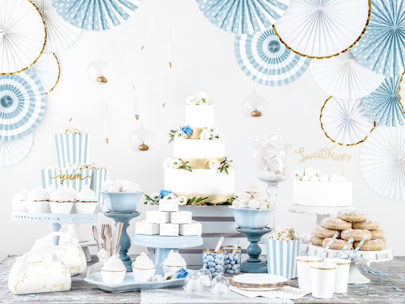 Rozety dekoracyjne złamana biel – aranżacja na różnych wysokościach