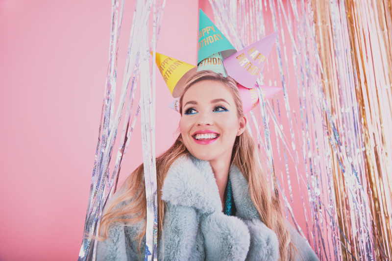 Różnorodne kolory czapeczek Happy Birthday – efektowna dekoracja
