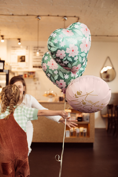Balon foliowy Kocham Cię Mamo 45 cm różowy w rękach