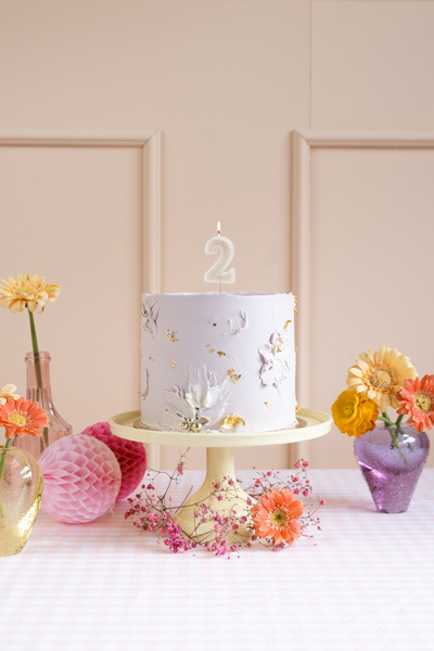 Świeczka urodzinowa Cyferka 2 na torcie