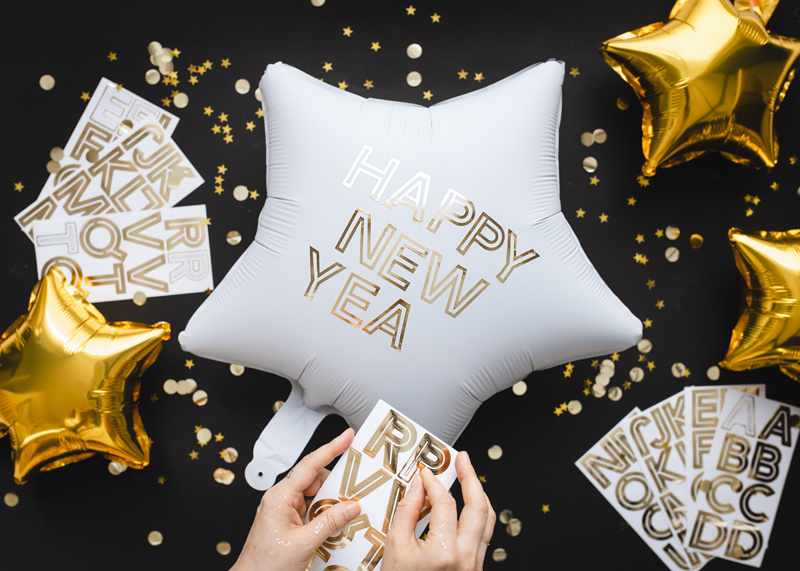 Naklejki Alfabet złote – efektowny detal dekoracyjny