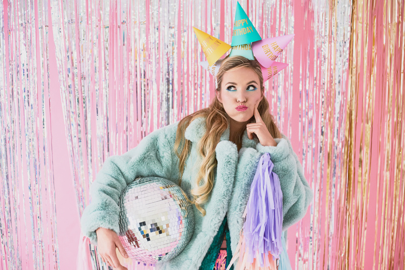 Czapeczki Happy Birthday – różne kolory w jednym opakowaniu