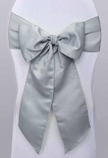 Szarfy srebrne – dekoracja krzesła w praktyce