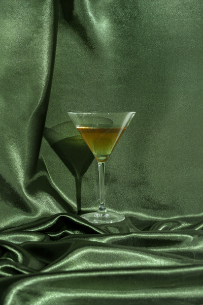 Satyna gładka butelkowa zieleń - szczegółowy widok tkaniny