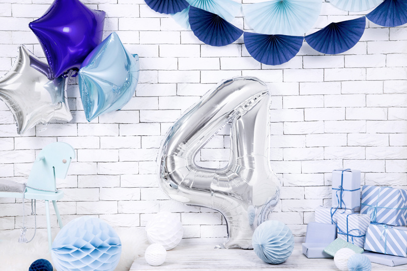 Balon foliowy cyfra 4 srebrny z bliska