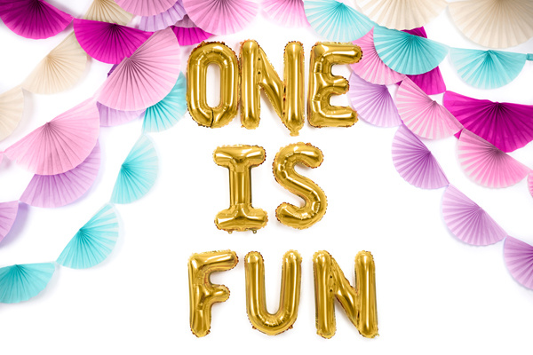 Balon foliowy litera F złoty z bliska