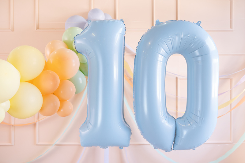Balon foliowy cyfra 1 jasny niebieski zbliżenie