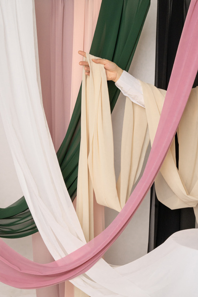 Bieżnik szyfonowy kremowy – przykładowe zastosowanie