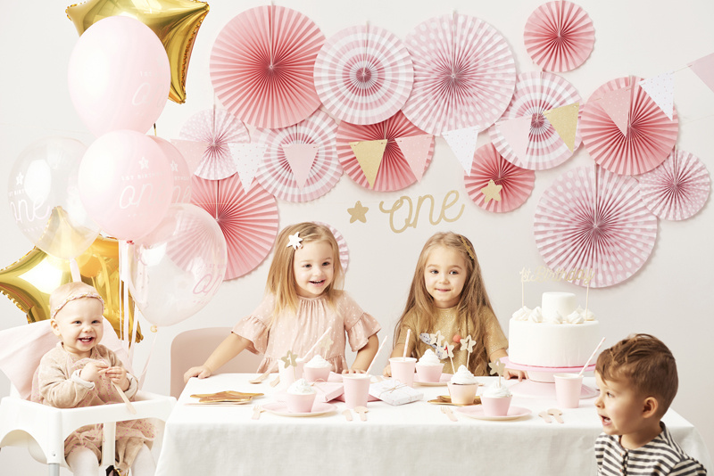 Przykład aranżacji girlandy 1st Birthday na ścianie