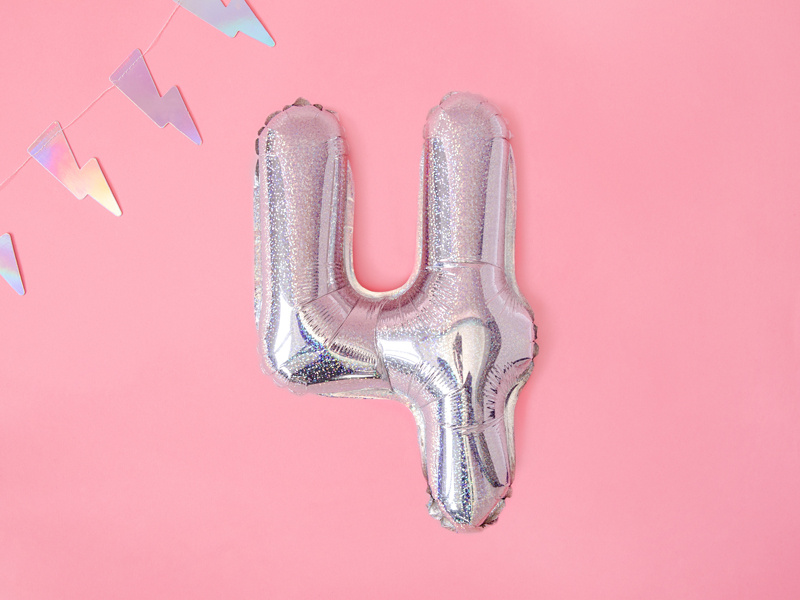 Balon foliowy cyfra 4 holograficzny w aranżacji
