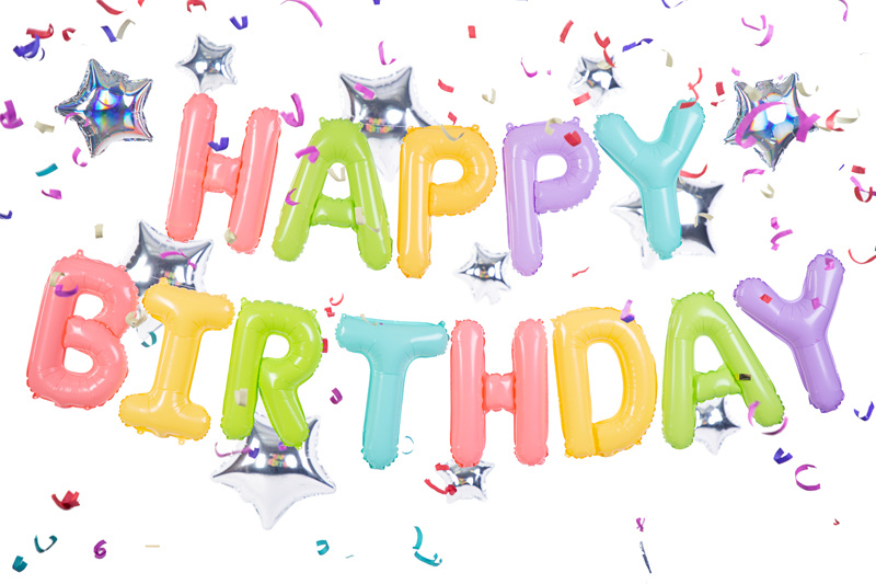 Balon Happy Birthday – kolorowy zestaw w użyciu