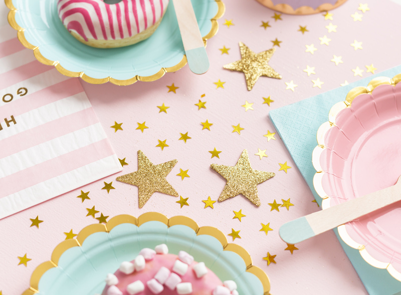 Zbliżenie na konfetti gwiazdki złote 10mm