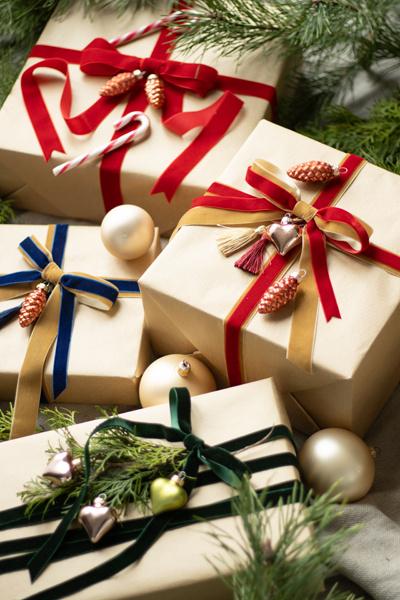 Zbliżenie na strukturę tasiemki welurowej czerwonej