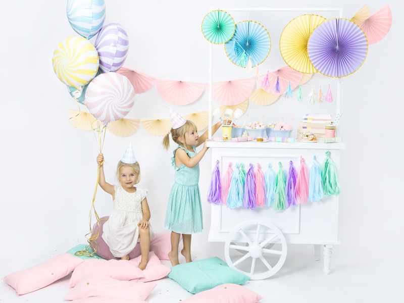 Girlanda frędzle mix – zawieszona na ścianie