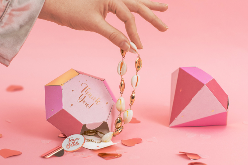 Pudełka Diamenty podczas składania