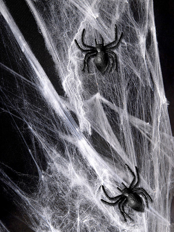Plastikowe pająki czarne na dekoracji