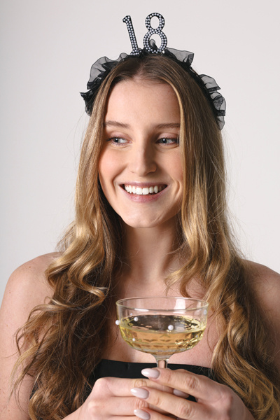 Opaska 18 z falbanką i perełkami - zbliżenie na perełki