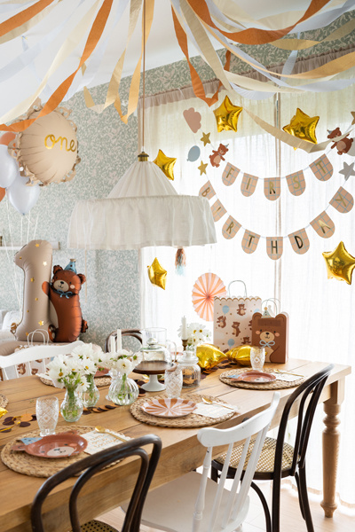 Baner First Birthday z misiami – na przyjęciu