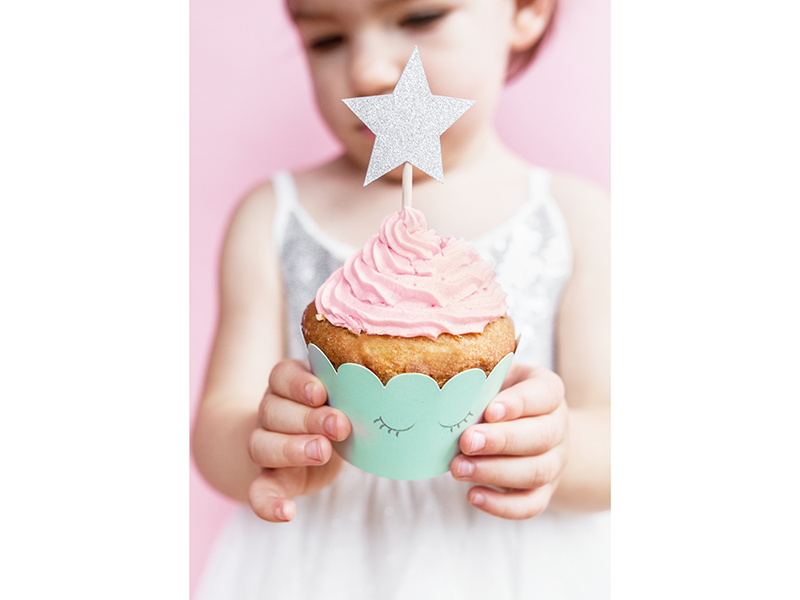 Srebrne gwiazdki na patyczkach – dekoracje do muffinek