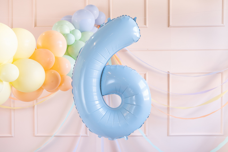 Balon foliowy cyfra 6 jasny niebieski z góry