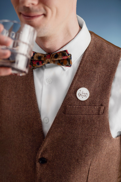 Zbliżenie na kartkę i pin Team Groom