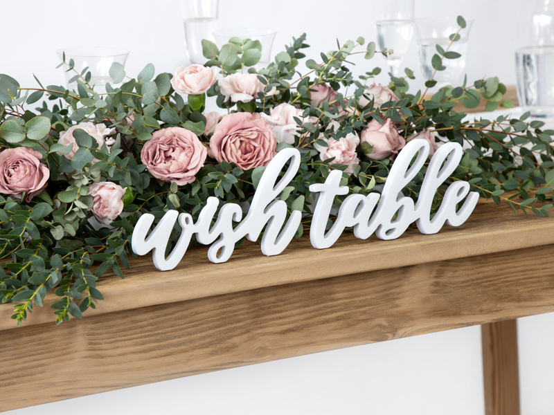 Biały napis dekoracyjny Wish table na stole