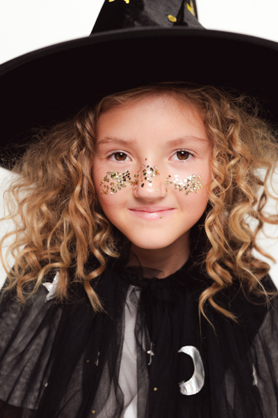 Brokat do twarzy złoty - widok z bliska