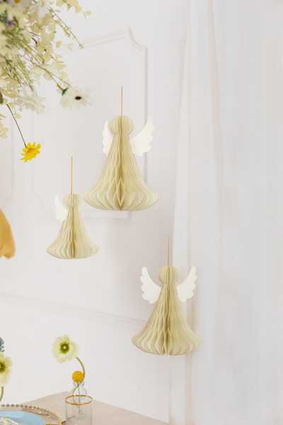 Dekoracja papierowa honeycomb Aniołek kość słoniowa 15 cm - prezentacja w aranżacji