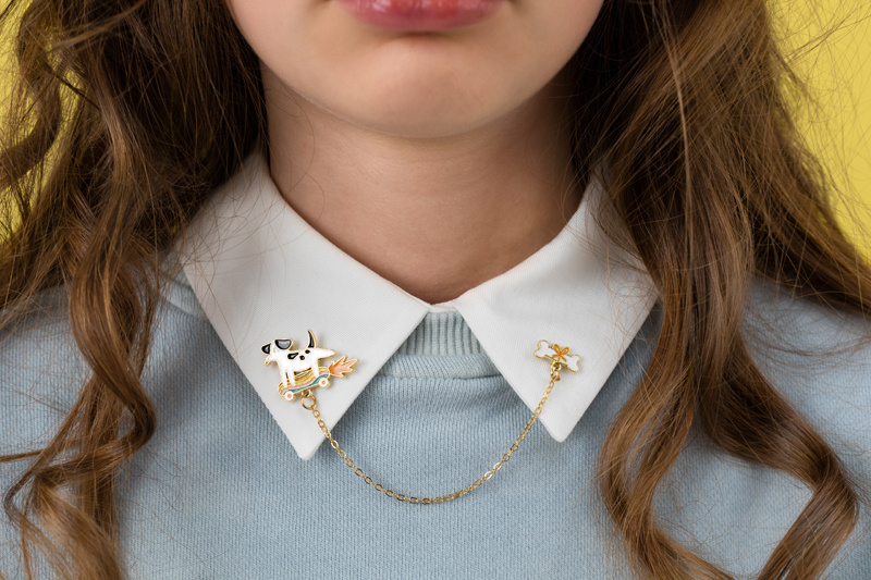 Przypinka na kołnierzyk Piesek - różne kolory