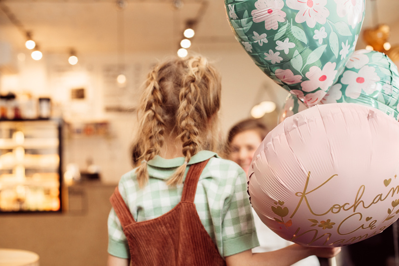 Balon foliowy Kocham Cię Mamo 45 cm różowy w aranżacji