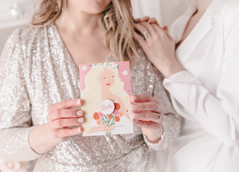 Kartka i pin Bride – prezentacja zestawu