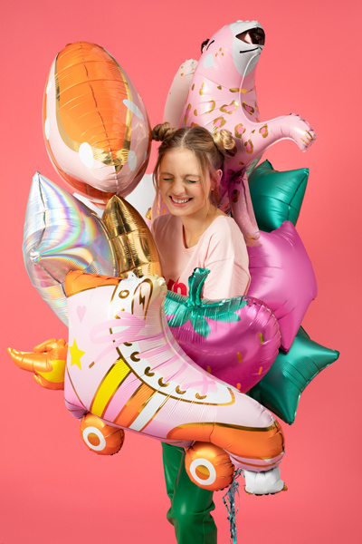 Balon foliowy wrotka na tle innych dekoracji
