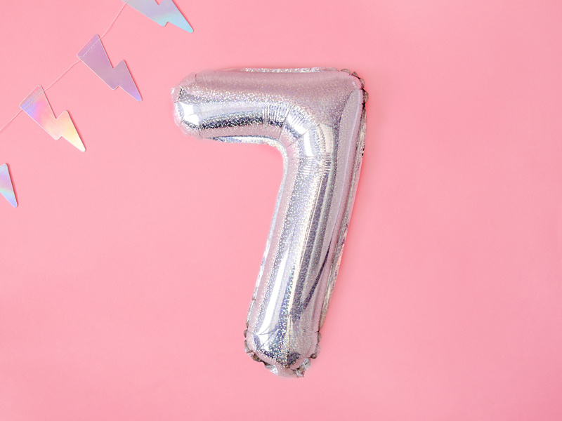 Balon foliowy cyfra 7 holograficzny 35cm - prezentacja w aranżacji