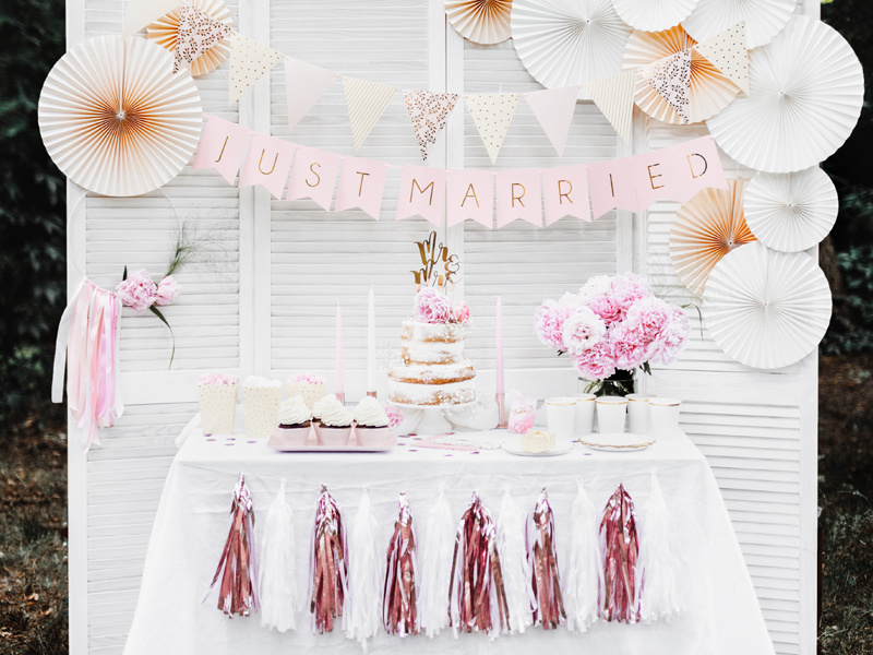 Rozety dekoracyjne złamana biel – zastosowanie w dekoracji