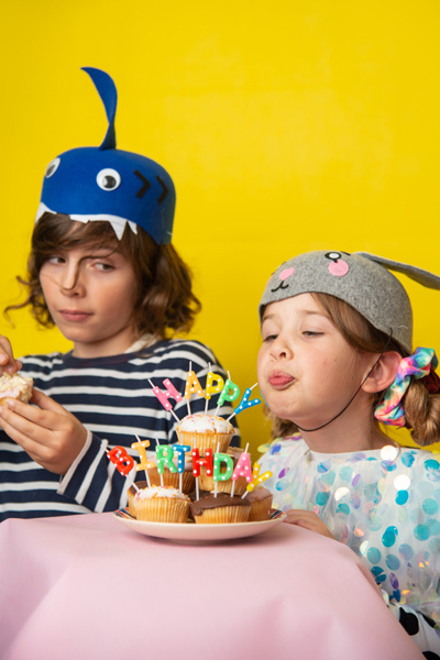 Świeczki Happy Birthday w różnych kolorach