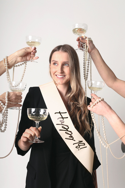 Szarfa Happy 18 kremowa – widok z bliska