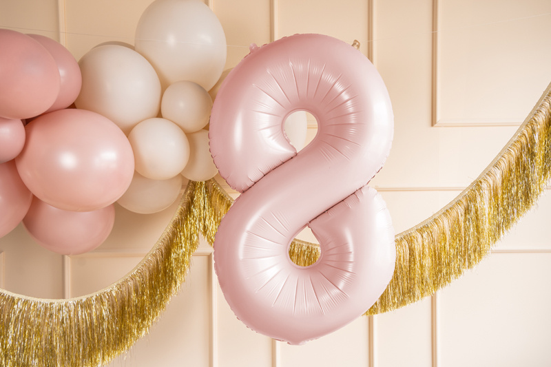 Balon foliowy cyfra 8 jasny różowy - zbliżenie