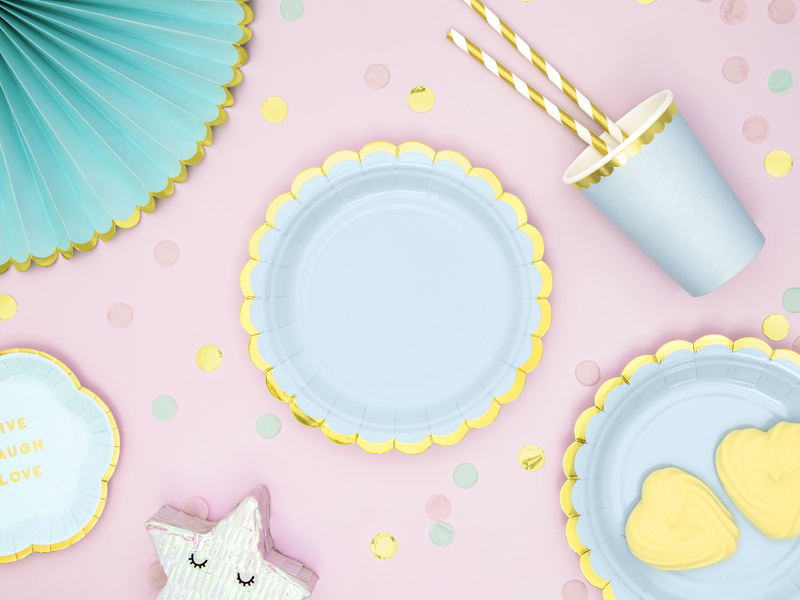 Kubeczki papierowe jasnoniebieskie – widok w plenerze