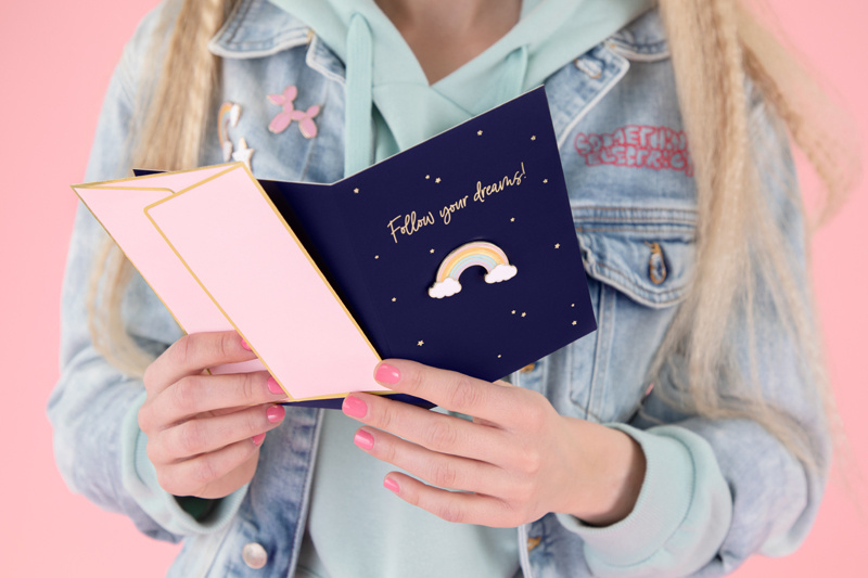 Zestaw – kartka, pin i koperta