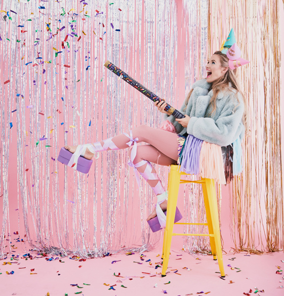 Zbliżenie na taśmę elastyczną czapeczki Happy Birthday